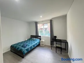 Spacious Queen Room - Train Station - NG5 - Image 2