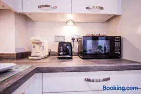Charming 1BR House in Eccles with Free Parking - Image 4