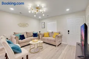 Chic home with king bed in Raleigh - Image 2