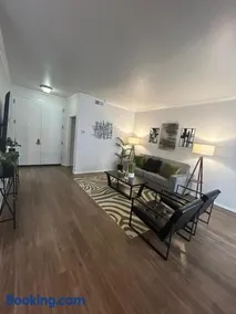 Beverly Hills Chic 2 bed 2bath with Patio and Parking 309 - Image 3