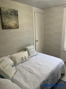 Quiet Two Bedroom in Convenient Location - Image 4