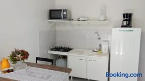 N10 - Apto com sala e cozinha,1quarto com ar e 2 camas e com garagem - Image 1