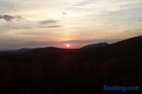 Family getaway with mountains views - Image 1