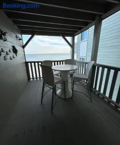 3 bedroom walk to garden city pier - Image 1