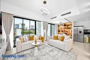 Golden Stays - Elegant 4BR Escape I Desert Light & Serene Views - Image 1