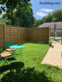 chambre salon indépendant, salle de bain wc privés, jardin privé, piscine partagée près d'un lac - Image 3