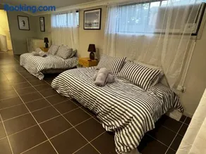 Scarborough Stays - Sleeps 8 by the Beachside - Image 5