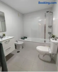 Habitacion Familiar LOVELY SEVILLA con baño compartido - Image 5