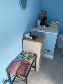 Top of Family Occupied House Double Room with Free Parking in York - Image 3