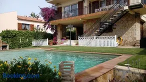 Sunny Holiday Home - Image 1
