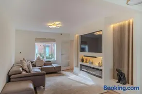 6BR-Sleeps 13-Contractor-Garden-WiFi-Parking - Image 2