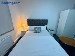 Room 4 on Green Road - Image 3