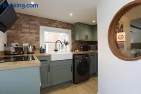 Modern 2Bedroom Apartment Free Private Parking Woodbridge Central - Image 5