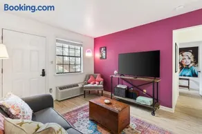 Pink Dreams - Walk to Live Music, Bars, Restaurants - Free Parking - Image 5