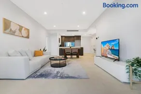 Modern 2BR with City Views & Pool Near Parramatta - Image 4