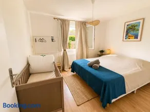 Family home with garden - Image 1