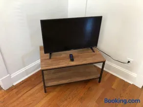 Private 2 bedroom and 1 bathroom house in a quiet area and convenient to NYC bus and train - Image 2