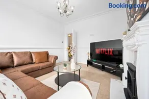 Graceful 3BR Haven in the Peak District - Image 5