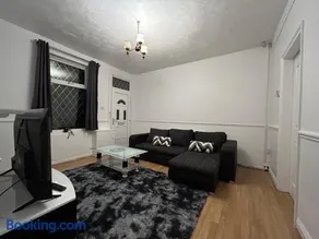 Comfortable, spacious 2 Bedroom house close to Etihad Stadium - Image 2
