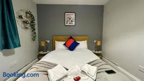 RiverView 1 Bed Apartment with Parking by CozyNest - Image 3