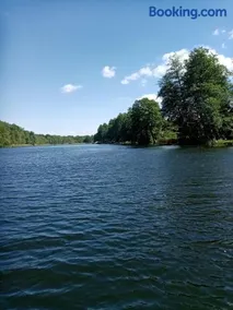 Urokliwy Domek nad Brzegiem Jeziora - Image 2