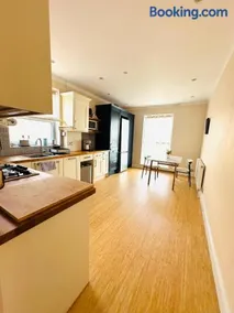 Large Double Room with Private Bathroom West Zone 3 Free Parking - Image 3