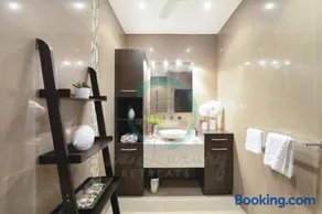 Zen Bayview Bliss: Luxury Marina Mansion - Image 2