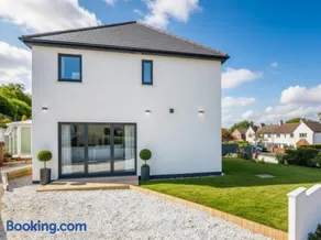 Dreghorn House 5 b-rooms 9 beds 3 toilets 2 showers,1 bath 2 receiption Secure free Parking 233 Wifi - Image 1