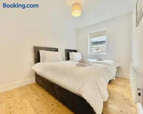 Bright & stylish short term rentals - Image 3