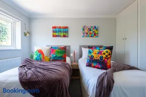 ELROI Willerby Road Boho Comfy Home 2 Bedrooms - Image 2