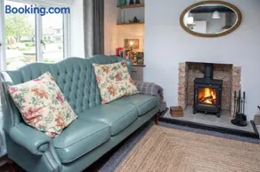Two Bedroom Country Cottage in County Durham with Village Pub and Free Parking For Holidays and Work Stays - Image 2