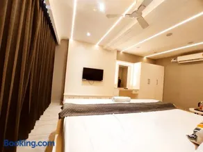 HOTEL WHITE ROCK - All Luxury Rooms By SKY Hotels - Image 4
