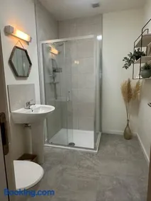 House Sleeps 6 with Parking - Image 4