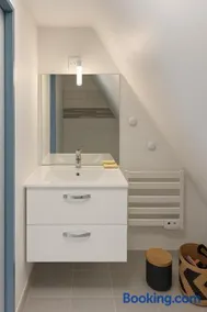 Appartement 2 chambres entièrement rénové avec parking au calme tout en étant à deux pas des commerces et restaurants - Image 3