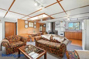 Bull Tavern Cabin Cozy Lakeside Escape in Miena Tasmania - Image 1