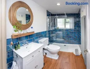 Two Bedroom Country Cottage in County Durham with Village Pub and Free Parking For Holidays and Work Stays - Image 3
