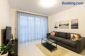 Beautiful Central Penthouse 1BR - Image 2