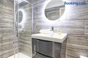 Luxury 5-Bedroom Home Sleeps 11 in Theydon Bois - Image 4