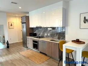 Huge Modern 2 bedroom in Little Italy - Image 4