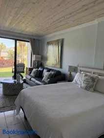 Cozy Bayfront Condo - Image 2