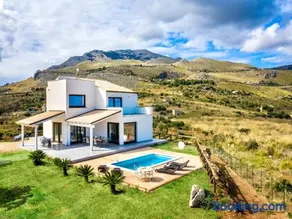 Elegant villa with private pool and sea view - Image 3