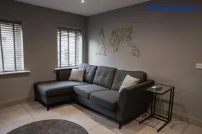 #4 Stylish City Centre Apartment with Free Private Parking, close to Hull New Theatre and Connexin Live Arena - Image 2