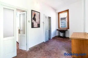 Spacious 4BR Home with Lake View - Image 4