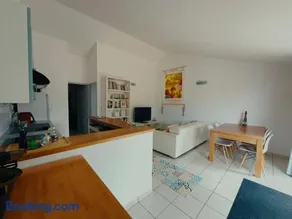 Charmante petite maison entre ville et campagne avec piscine - Image 1