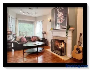 The Banksy-Free Parking -4 bedroom w King bed- Firepit Rooftop near United Center - Image 2
