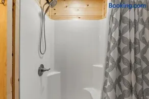 The Hummingbird - Mountaintop Cabin with Hot Tub - Image 3