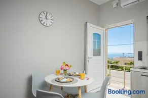 Petra's Charming Home, 500m to Beach - Image 1