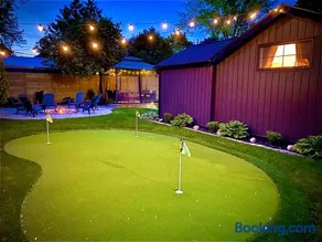 Stylish Downtown Kingsville Getaway with Putting Green, Firepit & Games - Image 2