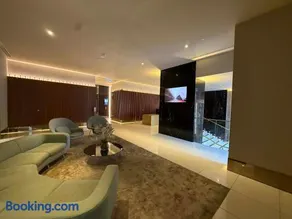 LvL 40 Skyline 2BR Balcony Epic Melbourne Views Free Parking - Image 4