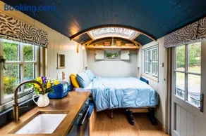 Nutkins Luxury Shepherd Hut with hot tub close to Lyme Regis - Image 2